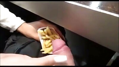 Manao firaisana ara-nofo ny blonde misy nono mainty eo amin'ny nonony kely
